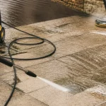 Quelle puissance pour un karcher : nettoyeur haute pression sur terrasse en pierre et joints