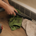 Comment nettoyer un radiateur avec grille : aspirer la poussière et nettoyer les recoins
