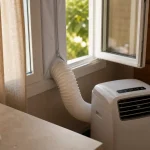 Meilleur kit calfeutrage pour climatiseur mobile : kit souple sur fenêtre autour du conduit, sans jour.