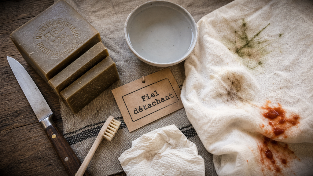 Savon fiel de boeuf utilisation pour détacher le linge, linge taché et eau tiède