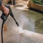karcher consommation eau : jet du nettoyeur haute pression sur terrasse sale
